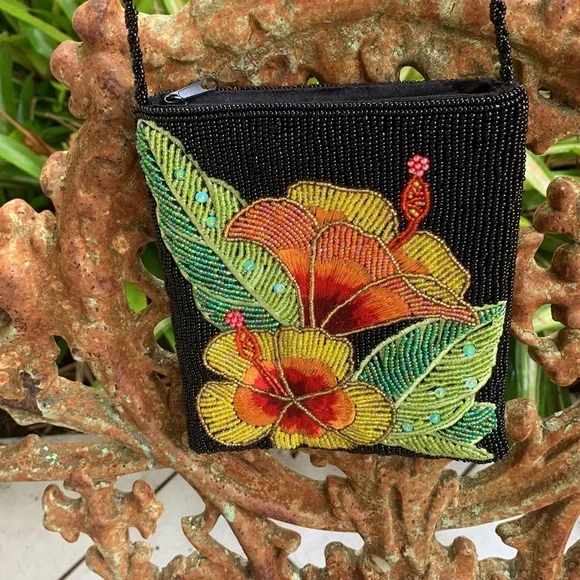 SOLD!!!🌺🌺🌺Beaded Hibiscus Bag 🌺 - Picture 7 of 7